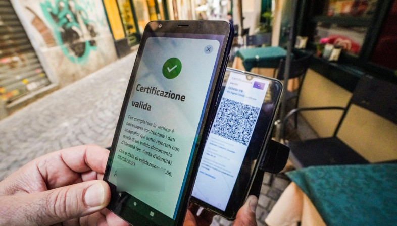 Usano il Green Pass di altri per mangiare al ristorante: multati e denunciati tre no-vax