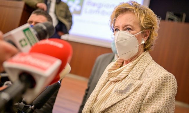 Moratti: «Pfizer o Moderna agli over 60. Corsie preferenziali per ragazzi, prof e universitari»