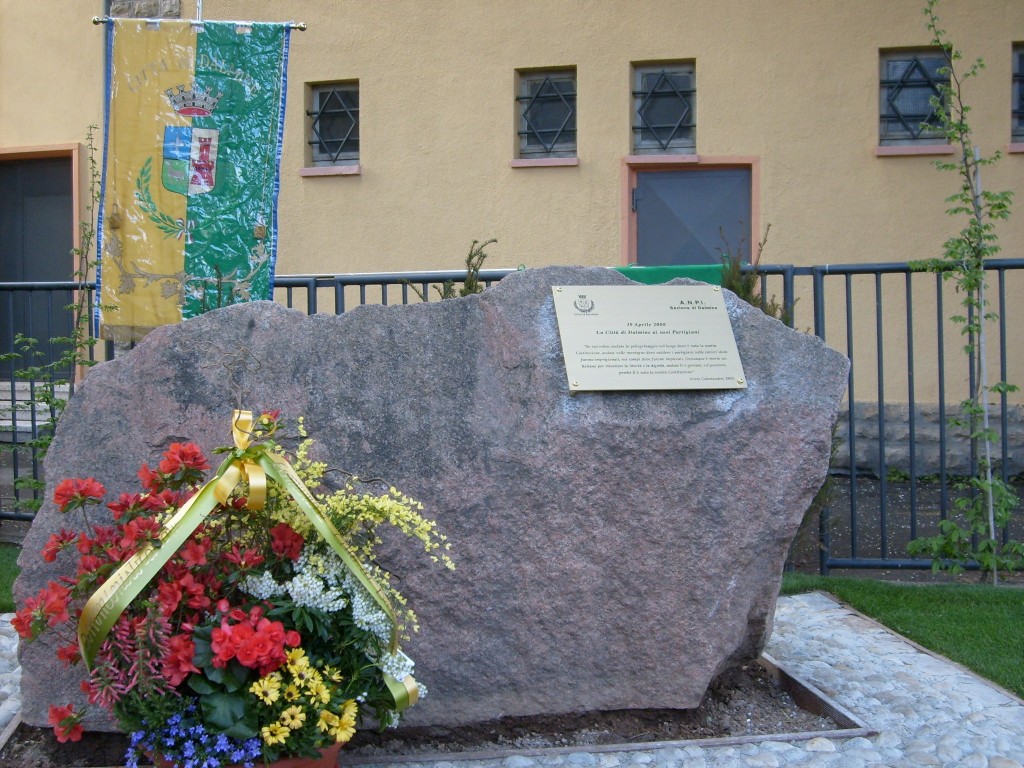 Dalmine, rubata (di nuovo) la bandiera del Monumento al Partigiano