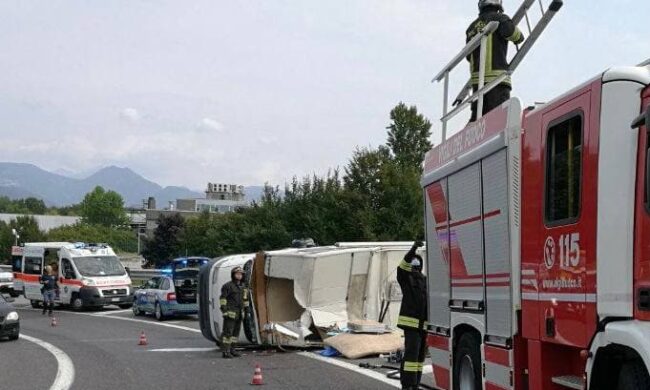 Guasto ai freni, quattro giovani feriti sul camper che si ribalta in corsa