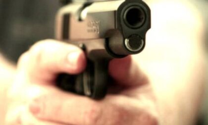 Minacciò con una pistola finta un barista di Selvino: Daspo Willy di 1 anno a un 51enne