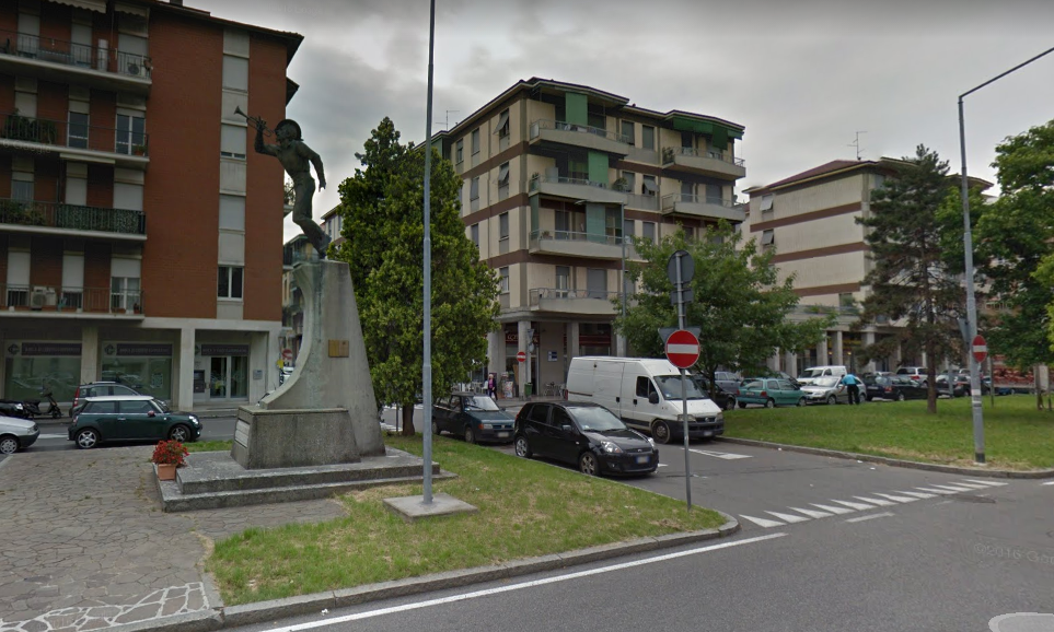 Gli rubano la bici e scende in strada armato di mannaia e catena: denunciato un 27enne