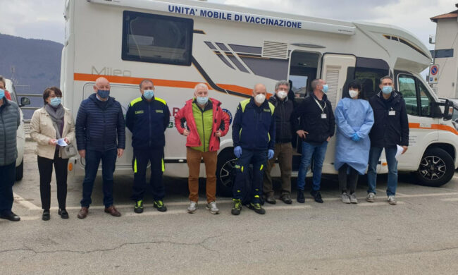 Vaccinazioni, la Lombardia manda le unità mobili nelle località turistiche