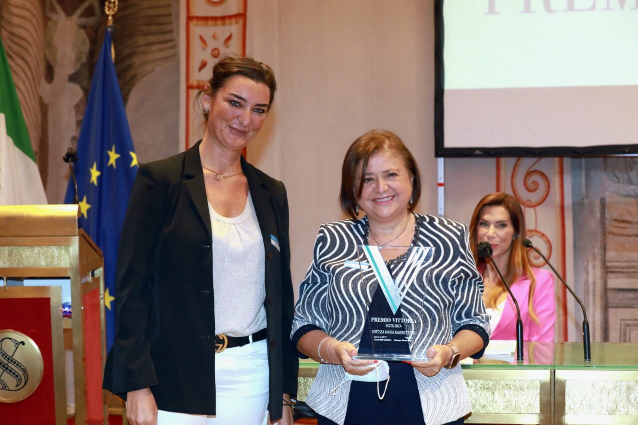 Premio Vittoria “all’eccellenza” a Maria Beatrice Stasi, direttore generale del Papa Giovanni