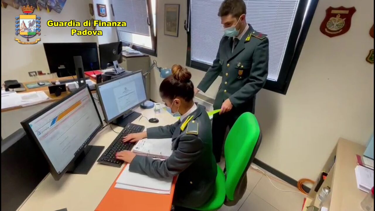 Presentavano liste elettorali fasulle, anche nella Bergamasca: quindici indagati e sette arresti