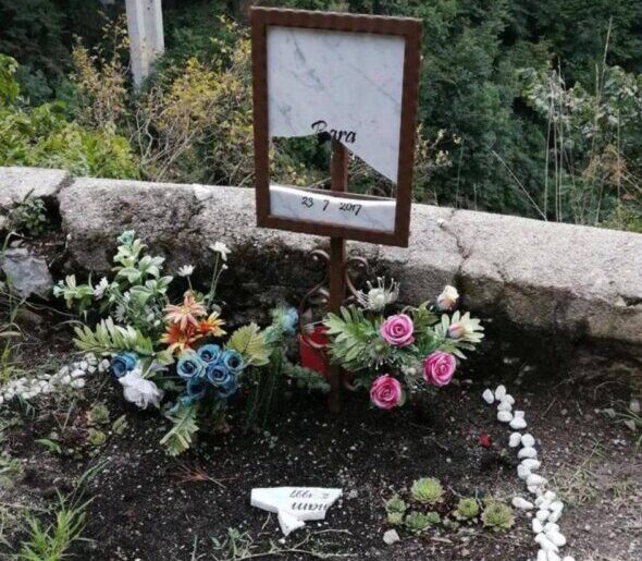 Distrutta (di nuovo) la lapide a Ubiale Clanezzo in ricordo di Bara: «Vigliacchi senza dignità»