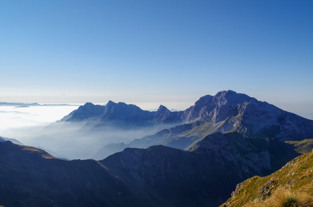 La bellezza nascosta della Valle di Mezzeno, coi solitari Tre Pizzi e il Pietra Quadra