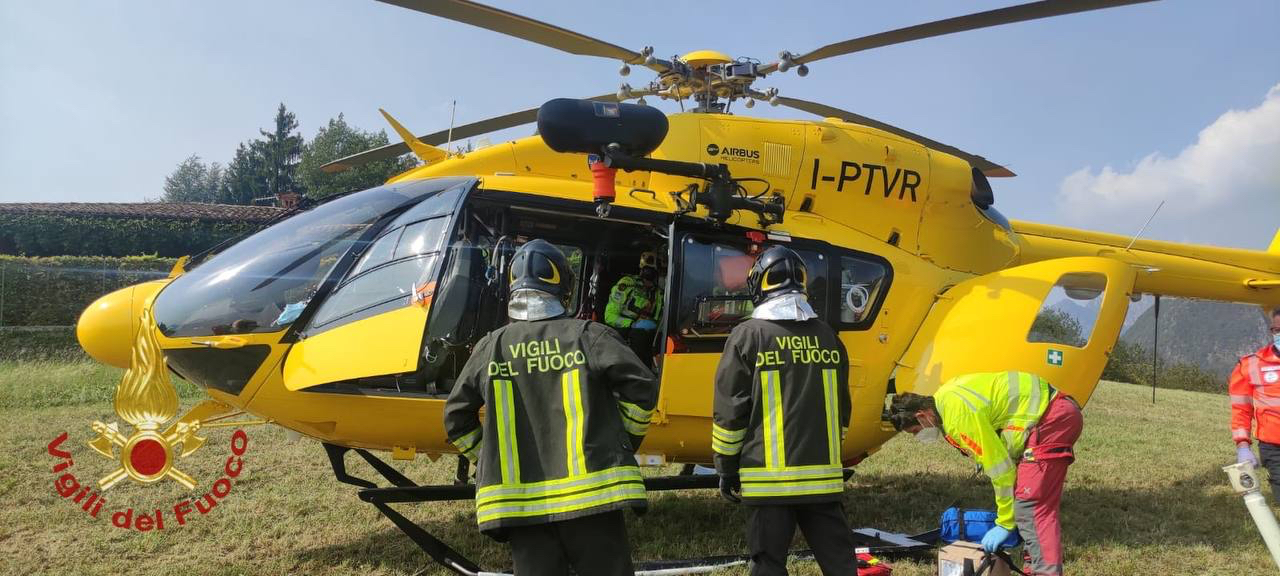 Esce di strada con il trattore e finisce in una scarpata: grave un uomo di 73 anni