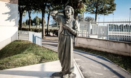 Nel cortile del Patronato San Vincenzo il vescovo inaugura la scultura "El Dante"