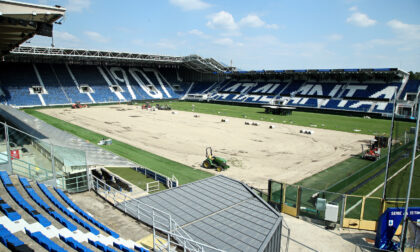 Gewiss Stadium, i lavori di rizollatura procedono spediti: già posata metà erba