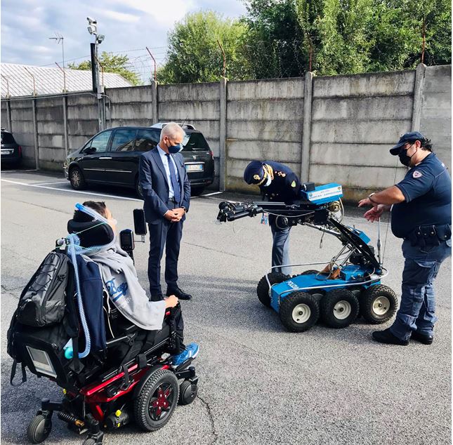 La Polizia esaudisce il desiderio di Davide: vedere in azione il robot anti-esplosivi