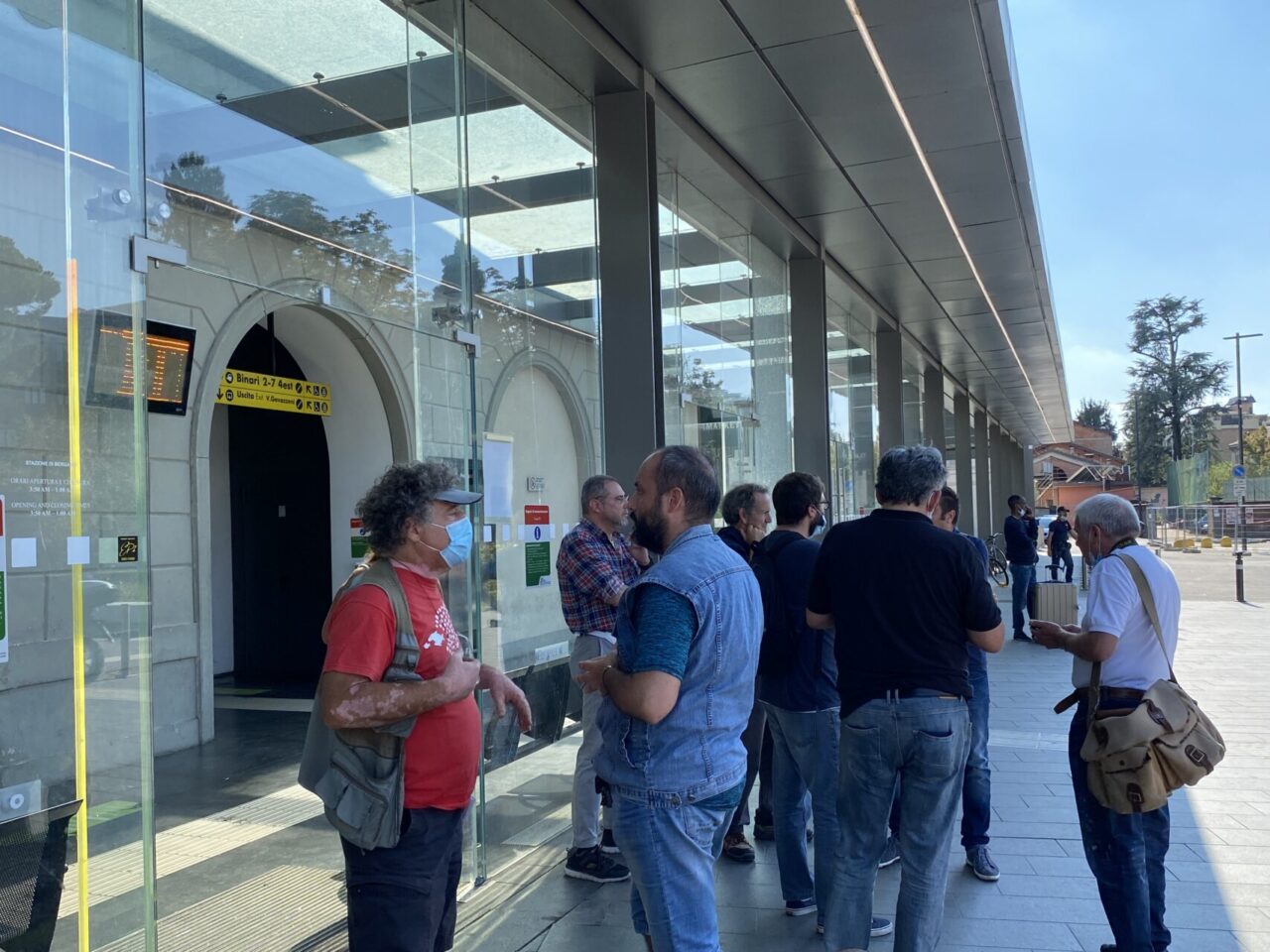 Flop della manifestazione No Green Pass alla stazione di Bergamo: niente disagi