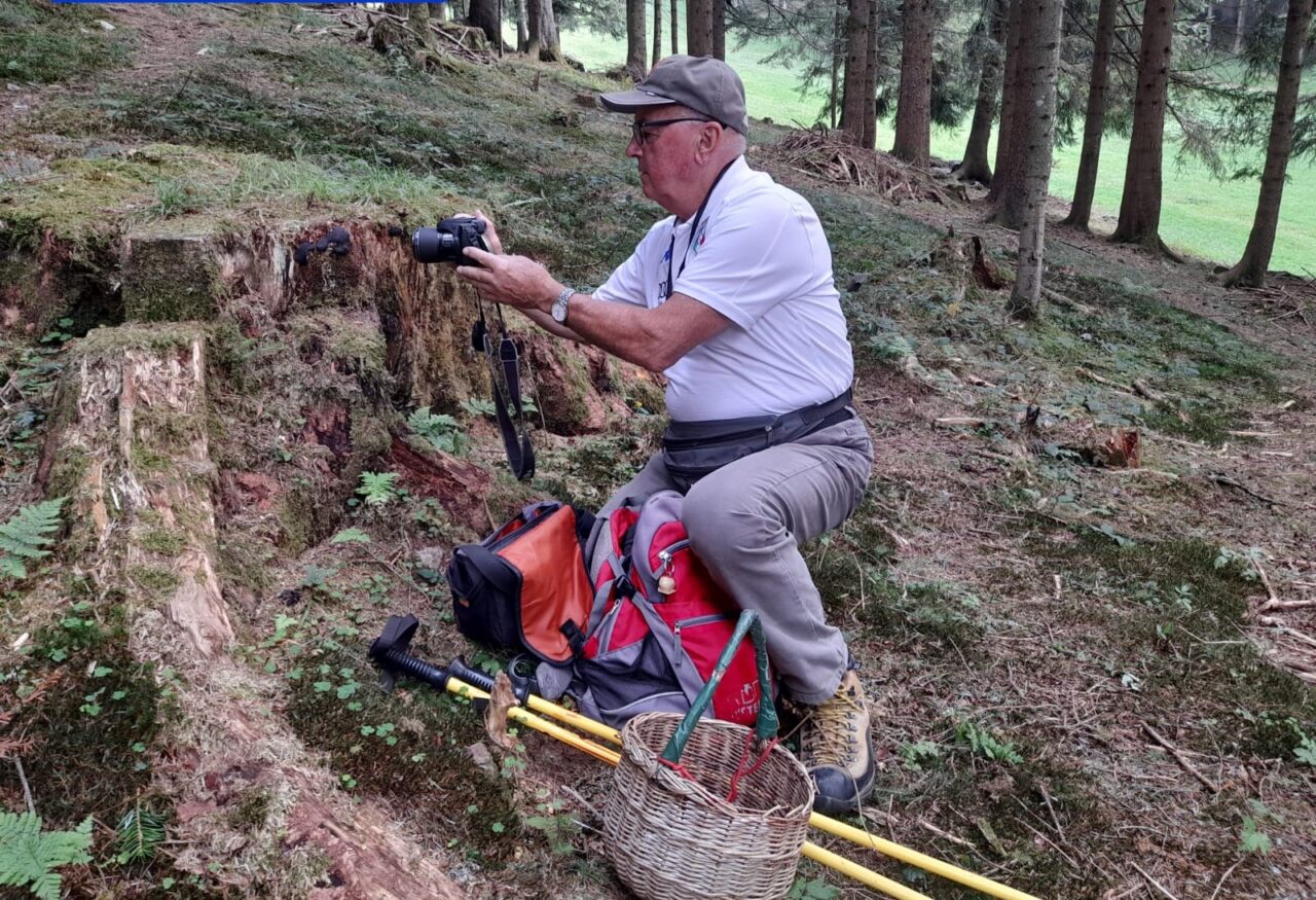 Per i porcini è anno di magra, ma Pierino Bigoni ha trovato un raro… “fungo”
