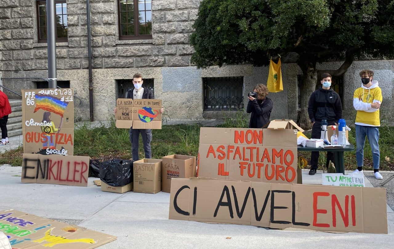 Lotta al cambiamento climatico: presidio dei Fridays for Future in piazza Vittorio Veneto