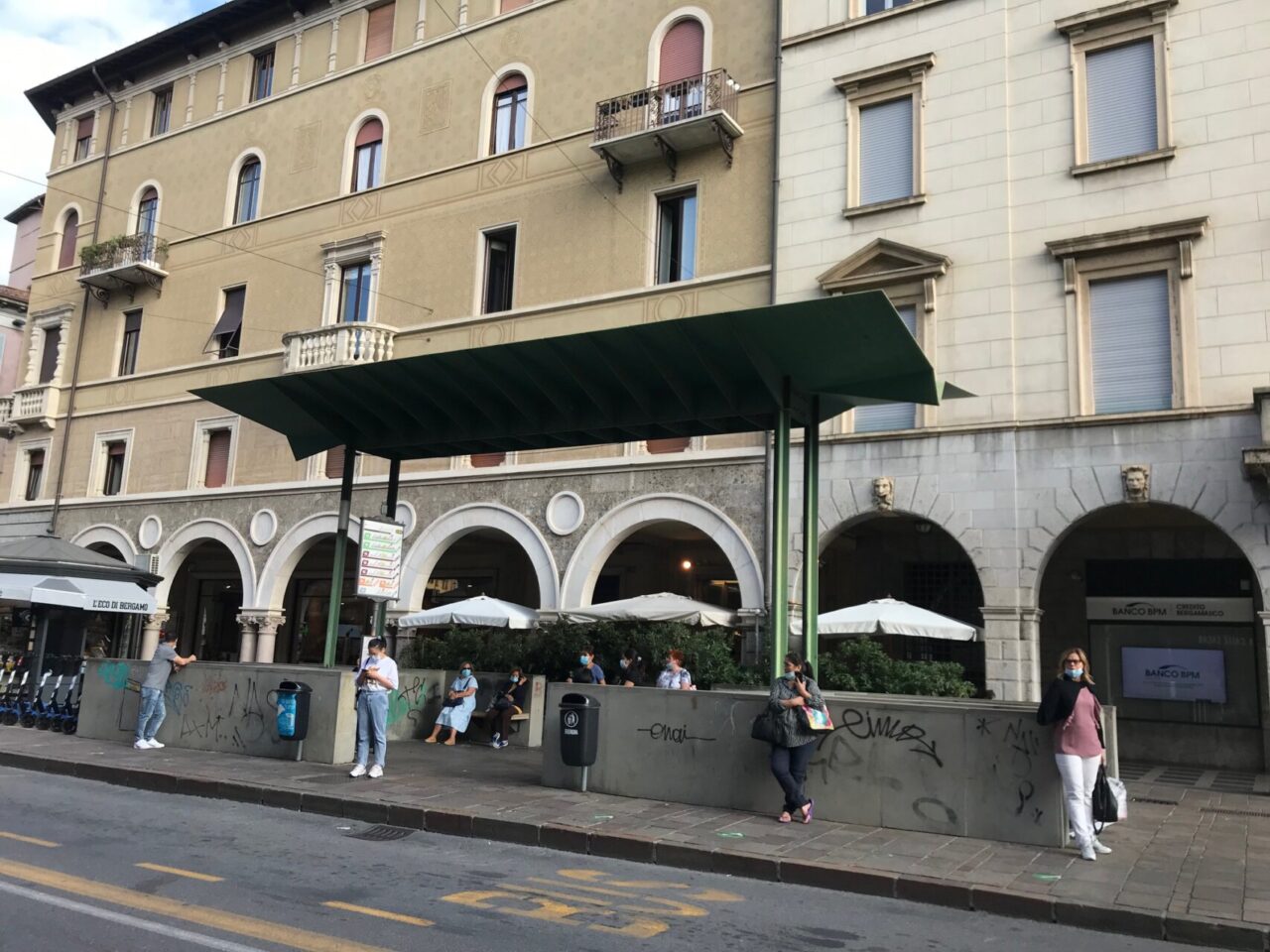 Via Zambonate: addio all’infelice pensilina alta sei metri (ma si teme arrivi di peggio)