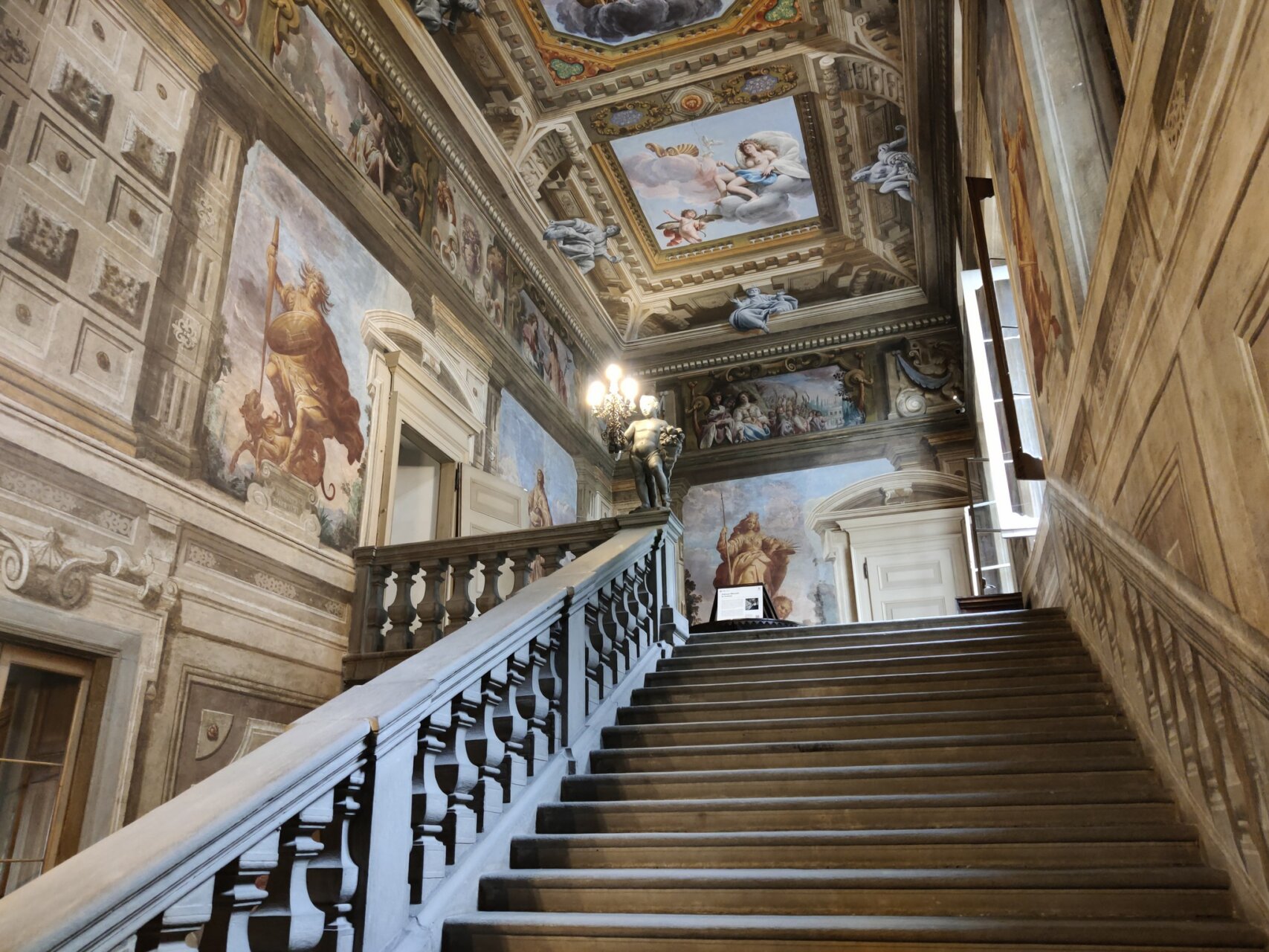 Palazzo Moroni, Bergamo - Scalone d'onore_Foto Matteo Cupella_2021_(C) FAI - Fondo per l'Ambiente Italiano