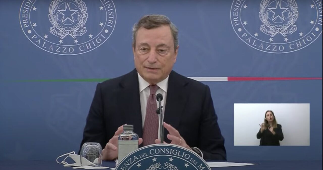 Le parole del premier Draghi: si va verso l’obbligo vaccinale e la terza dose di vaccino