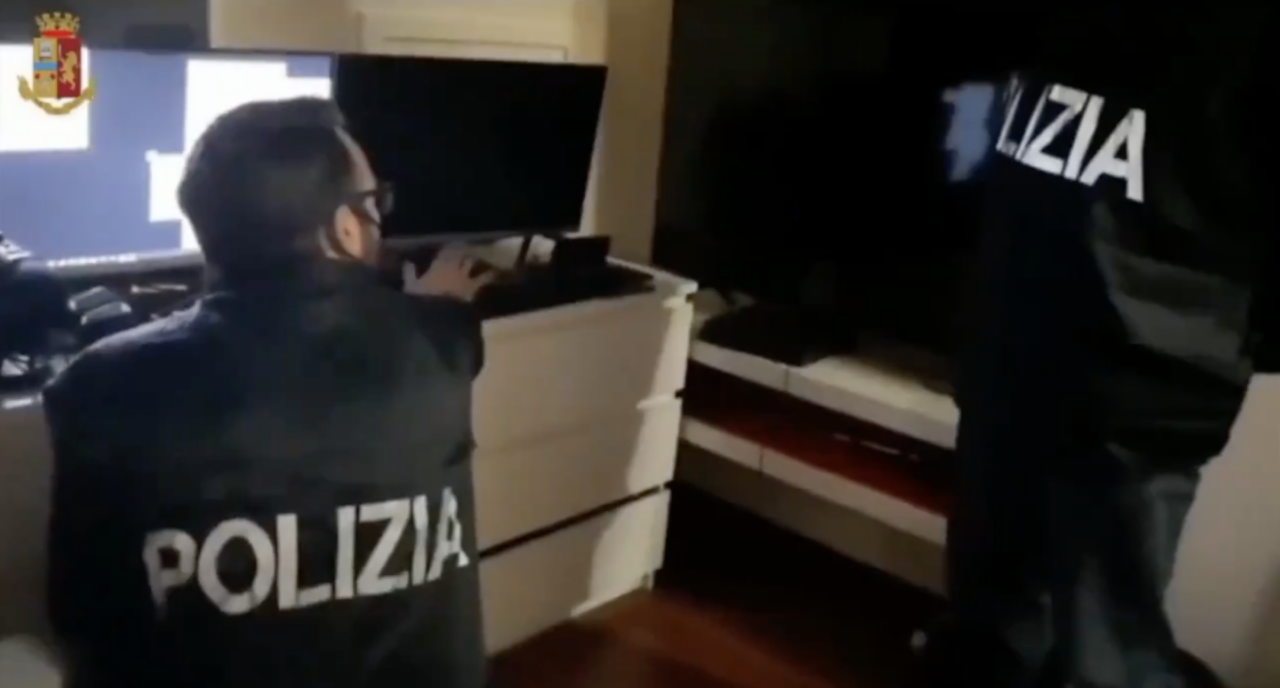 Programmavano disordini e violenze, anche armati: perquisizioni della polizia tra i no-vax