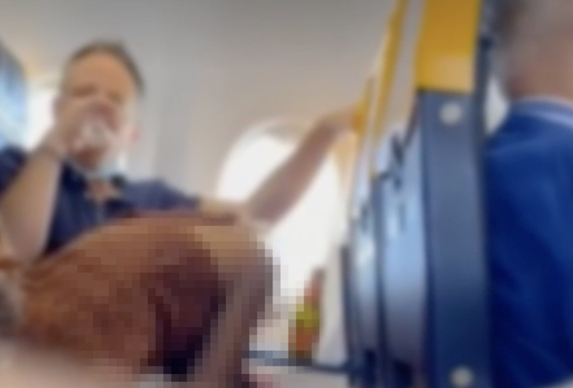 Sesso orale su un volo Ryanair, un passeggero riprende la scena e il video  diventa virale - Prima Bergamo