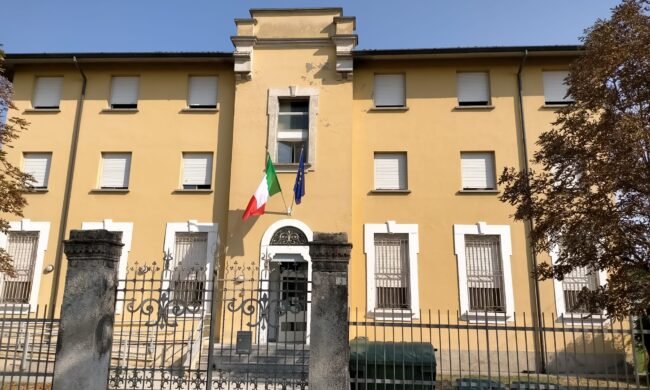 Senza green pass non si entra a scuola e alla materna di Masano arrivano i carabinieri