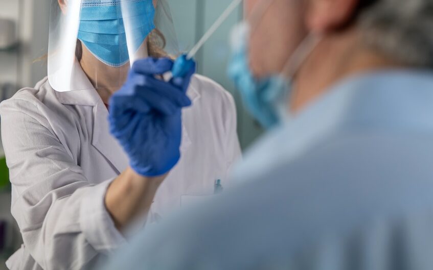 Gli aficionados dei tamponi in farmacia: l’alternativa per avere il green pass, ma c’è anche altro