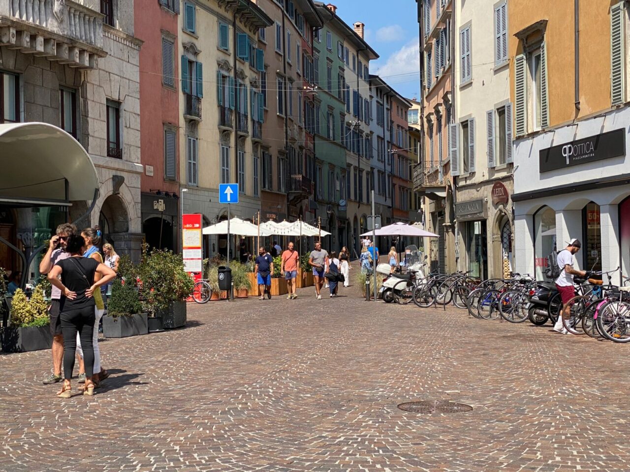 La curva dei contagi resta stabile. Una dose di vaccino a più dell’89% dei bergamaschi