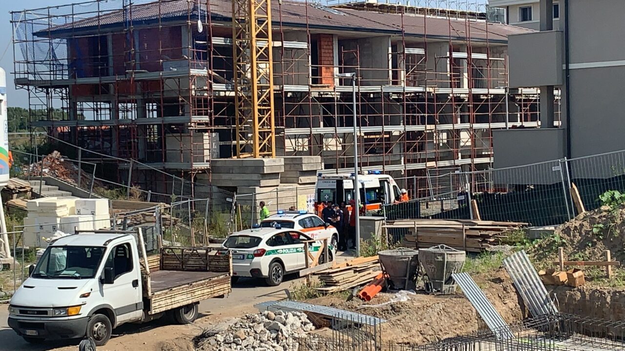 Operaio bergamasco precipita dall’impalcatura, il padre si lancia nel vuoto per salvarlo