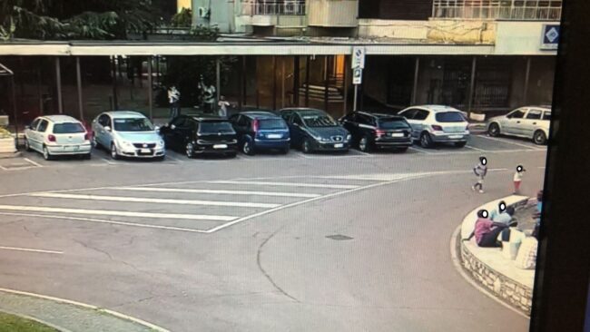 S’infila in una porta di servizio e scompare, bimbo di due anni ritrovato dai carabinieri