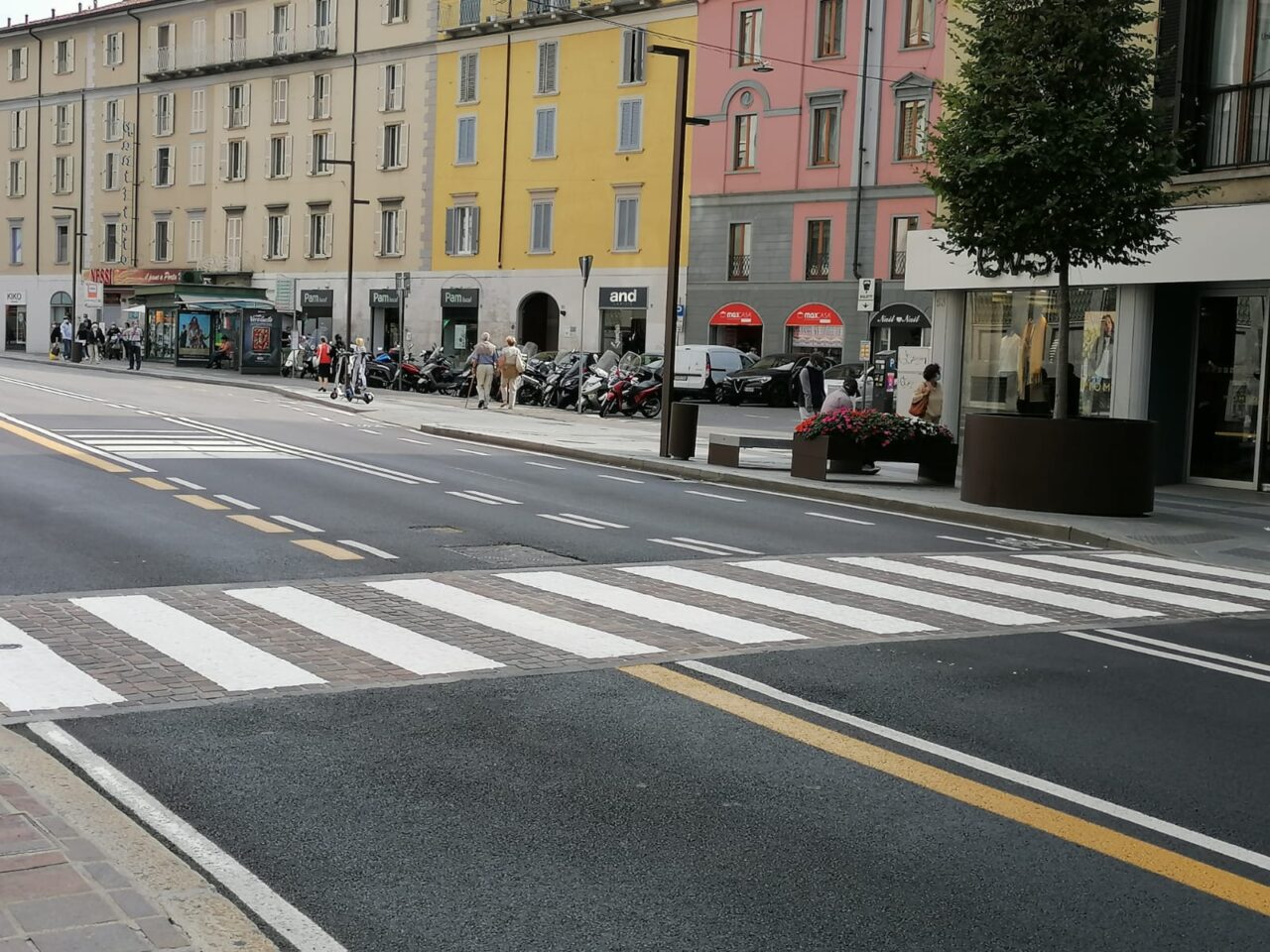 Riverniciate stanotte le strisce pedonali in via Tiraboschi