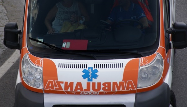 Scontro tra un’auto e uno scooter: 60enne grave