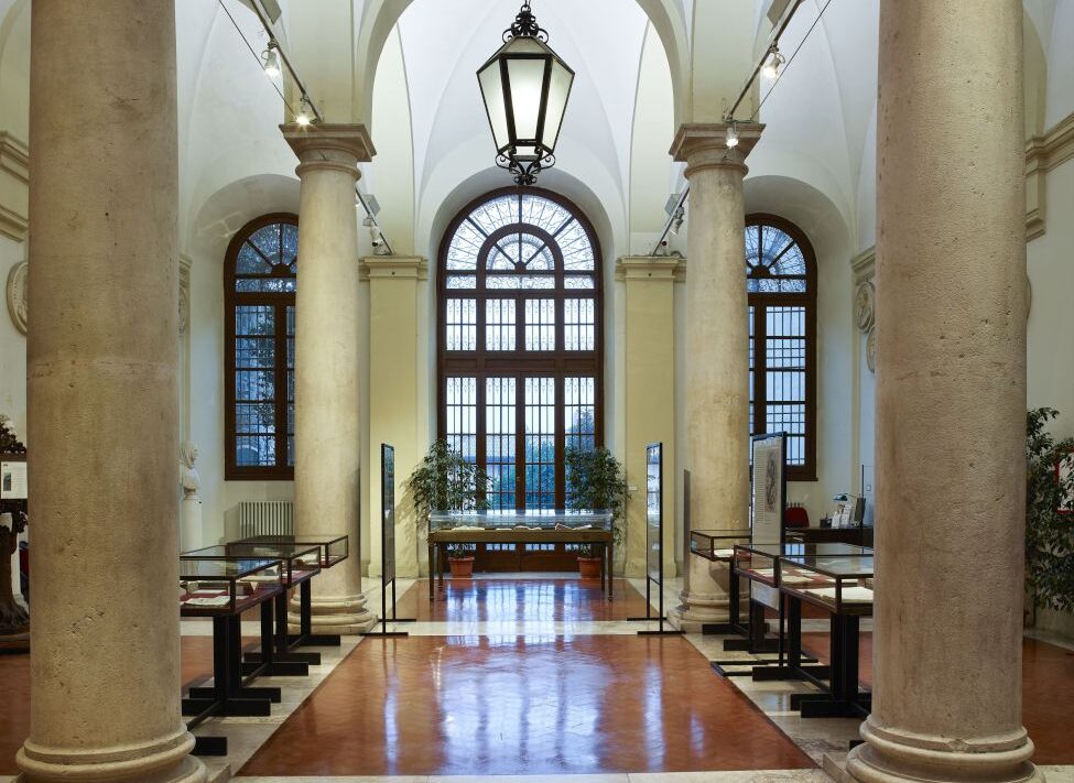 Dopo un anno e mezzo di limitazioni, la Biblioteca Mai riapre la consultazione