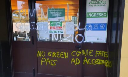 Vandalizzato il centro vaccinale di Zogno con scritte no vax e no Green Pass