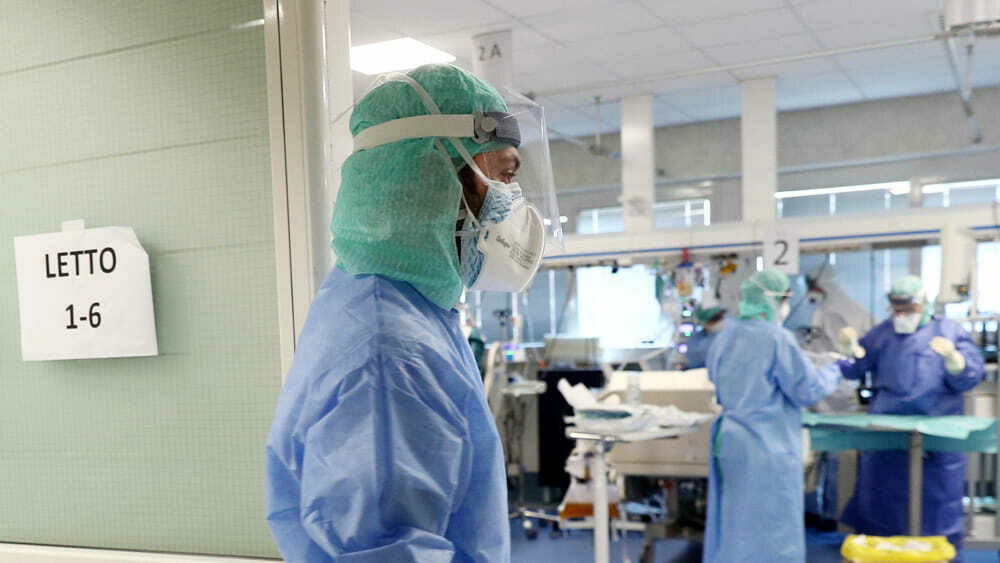 Le nuove regole di Regione Lombardia per chi vuole entrare negli ospedali e nelle Rsa