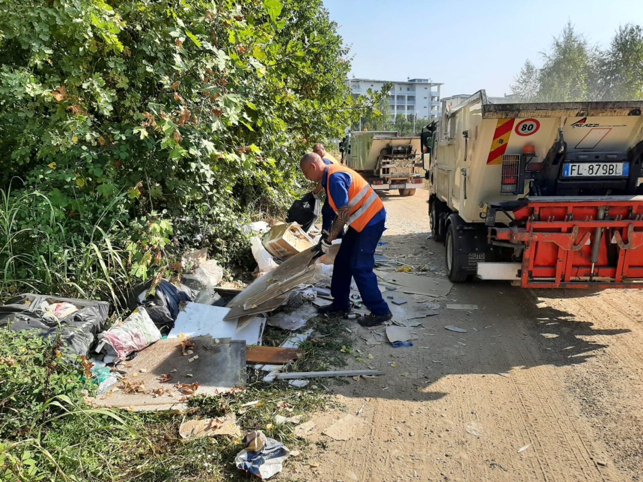 Ex Gres, terminati i lavori per la rotatoria in via San Bernardino. Bonificato dai rifiuti il Parco Ovest
