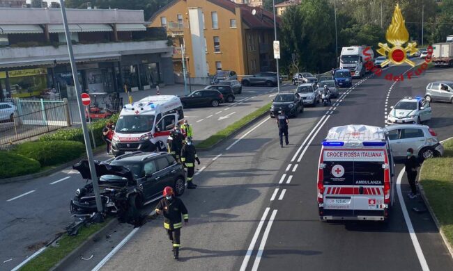 Perde il controllo dell’auto e finisce contro un palo