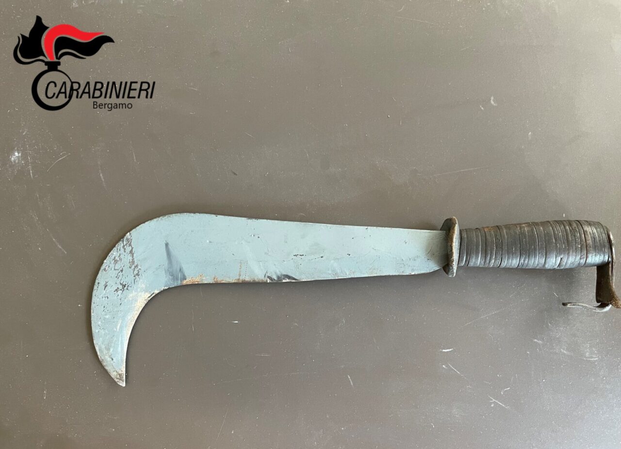 Mozzo, rapinano e picchiano con una roncola un connazionale: in carcere due marocchini