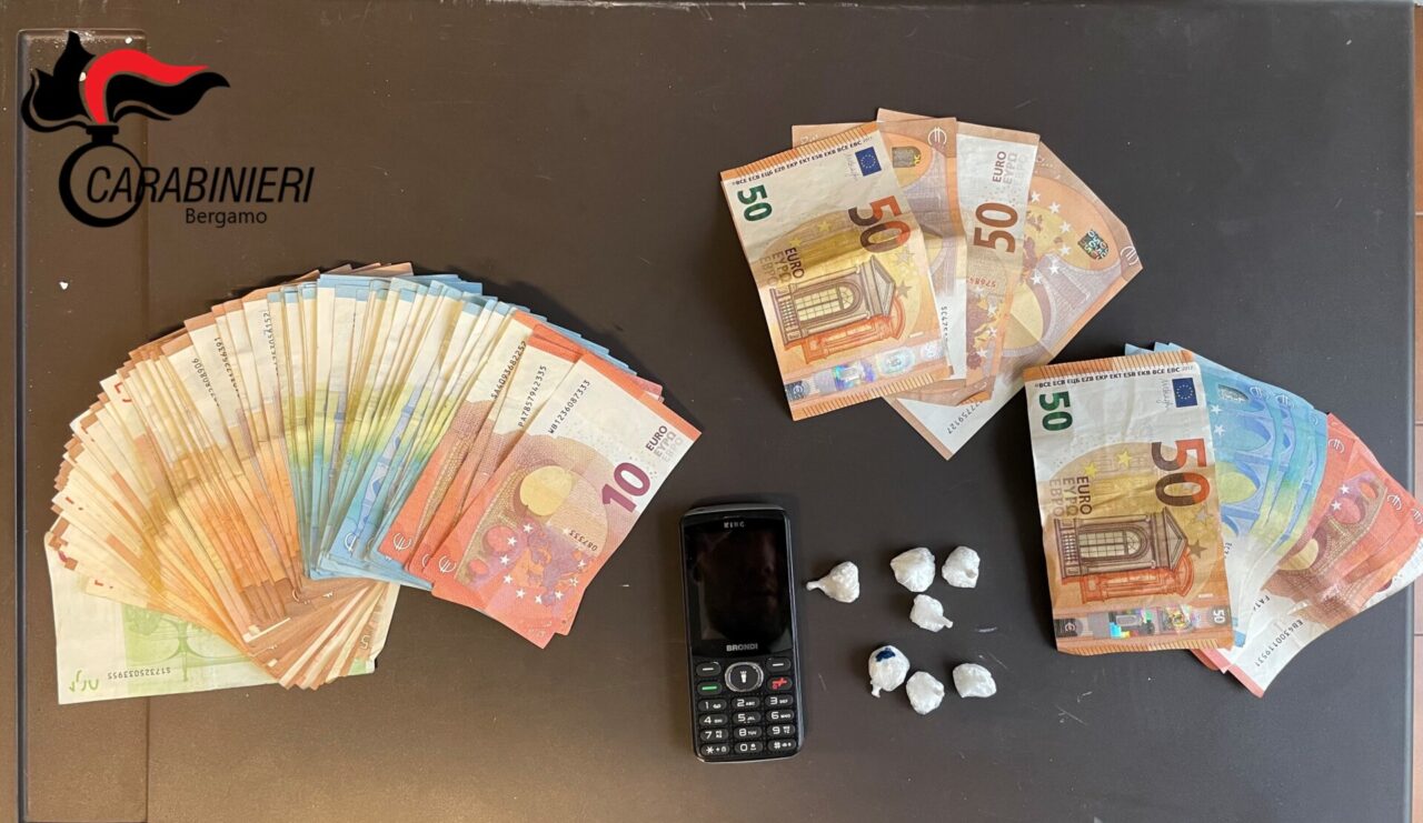 Spacciavano coca passandola dal finestrino: in manette due fratelli marocchini