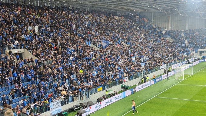I due volti della Curva Pisani: di nuovo dodicesimo uomo e un lancio di oggetti da condannare