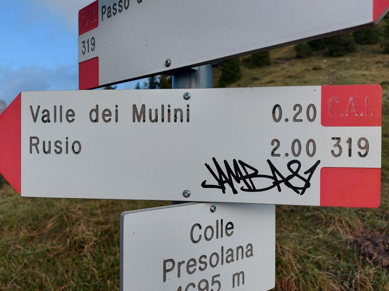 Vandalo imbratta i cartelli dei sentieri sulla Presolana, è caccia a “Jamba81”