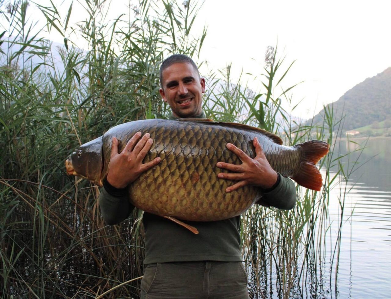 L’impresa di Marco Versienti, che ha pescato una carpa di oltre 30 chili nel Lago di Endine