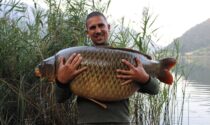 L'impresa di Marco Versienti, che ha pescato una carpa di oltre 30 chili nel Lago di Endine