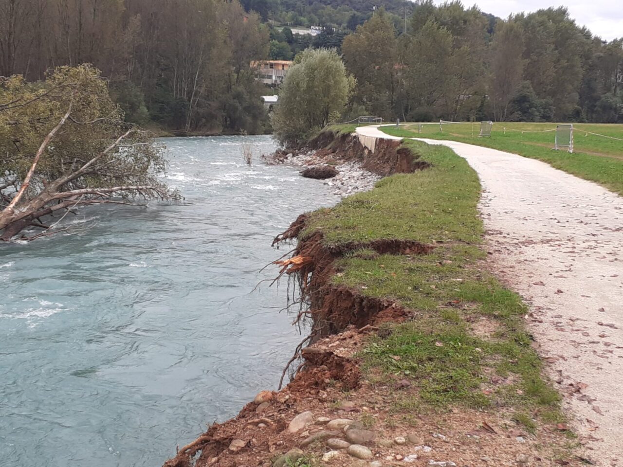 Ciclovia, tra Cene e Gazzaniga riapre la passerella, ma ad Albino il fiume mangia le sponde