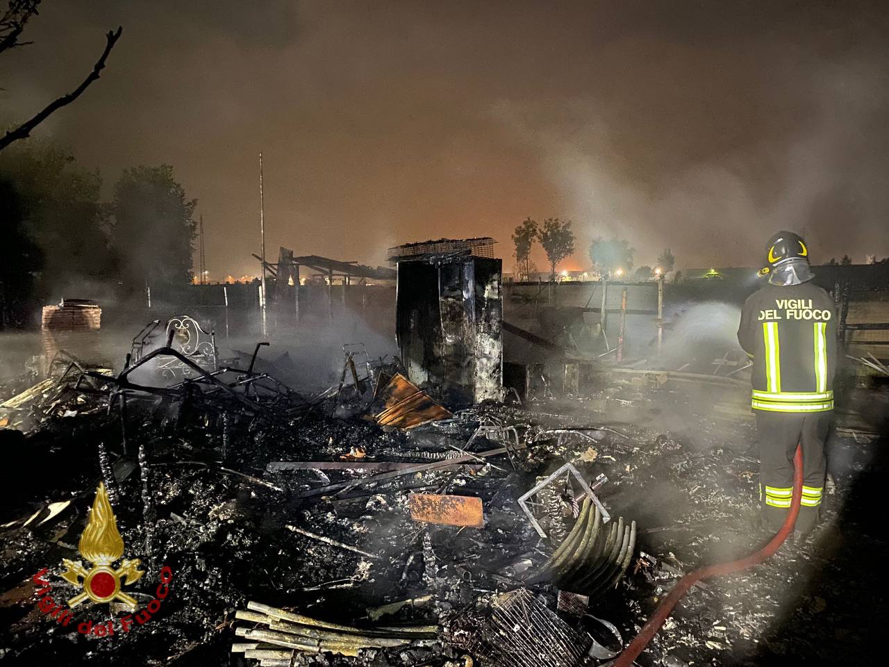 Incendio nella notte in un deposito di legno a Barbata, i pompieri salvano tre cani