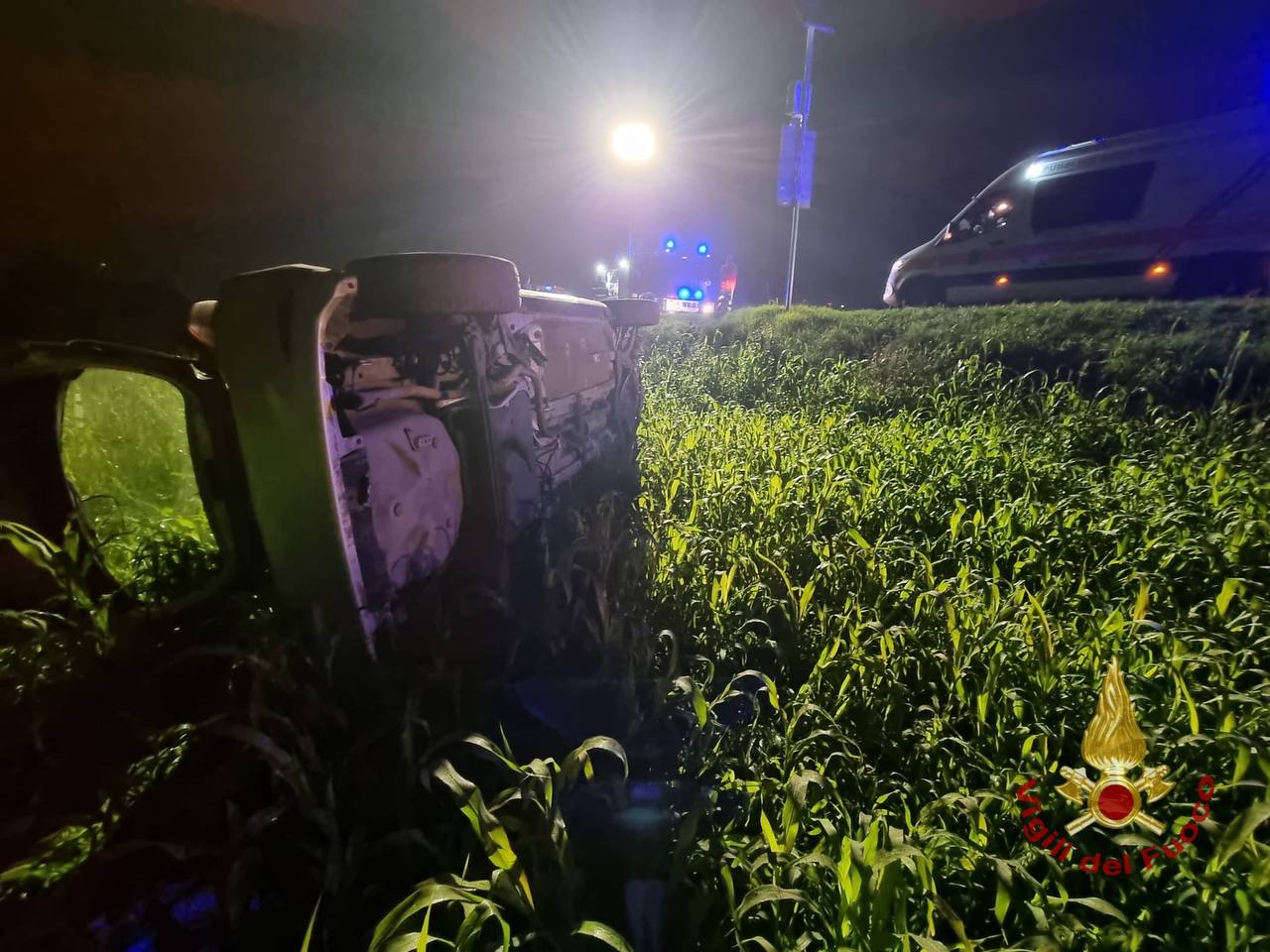 Automobile esce di strada e rotola in un campo: due i feriti, non in modo grave