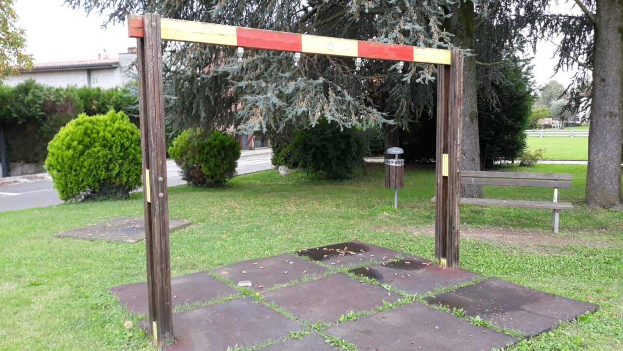 Altalena arrugginita e giochi rovinati: a Valtrighe una colletta per risistemare il parco dei bimbi