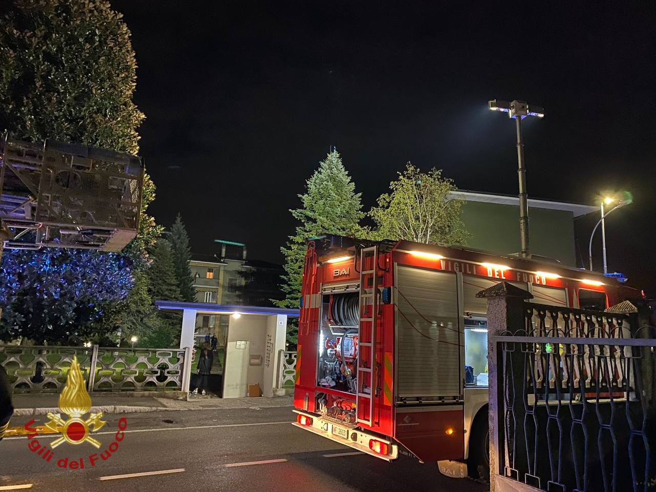Principio d’incendio a un contatore di uno stabile, due persone lievemente intossicate