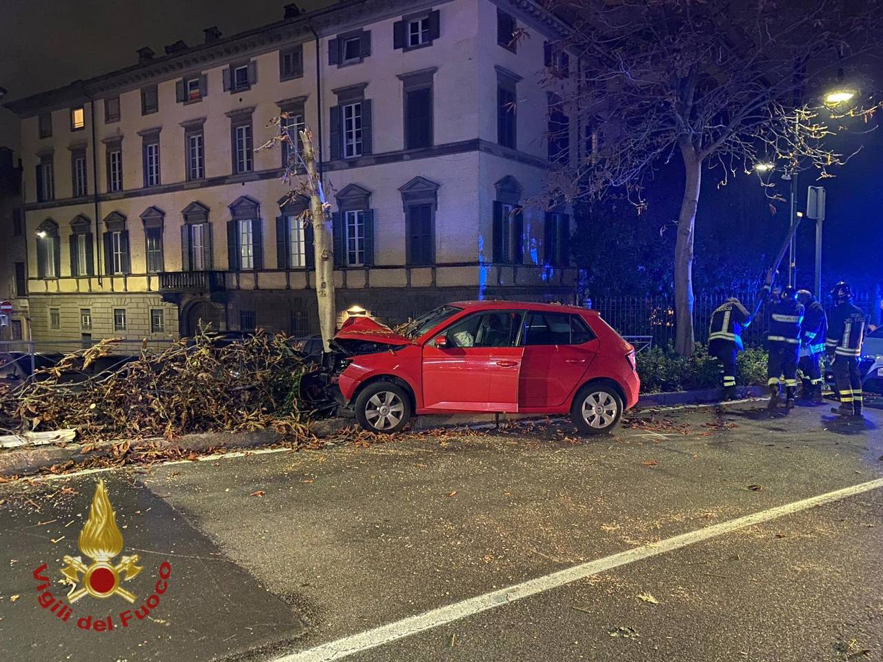 Si schianta contro un albero su viale Vittorio Emanuele: automobilista illeso