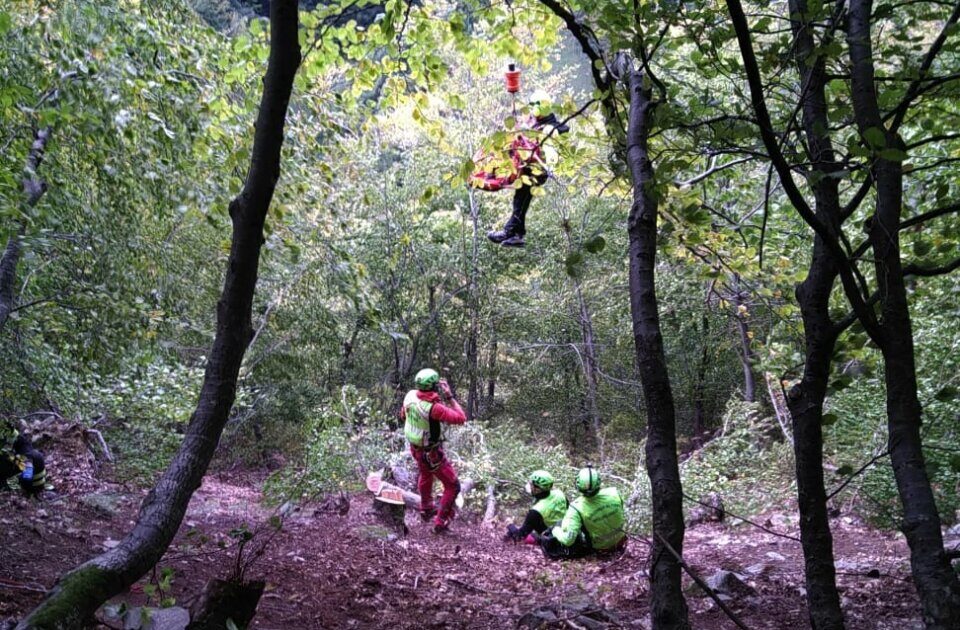 Va in cerca di funghi ma scivola nel bosco: 69enne bergamasco in gravi condizioni