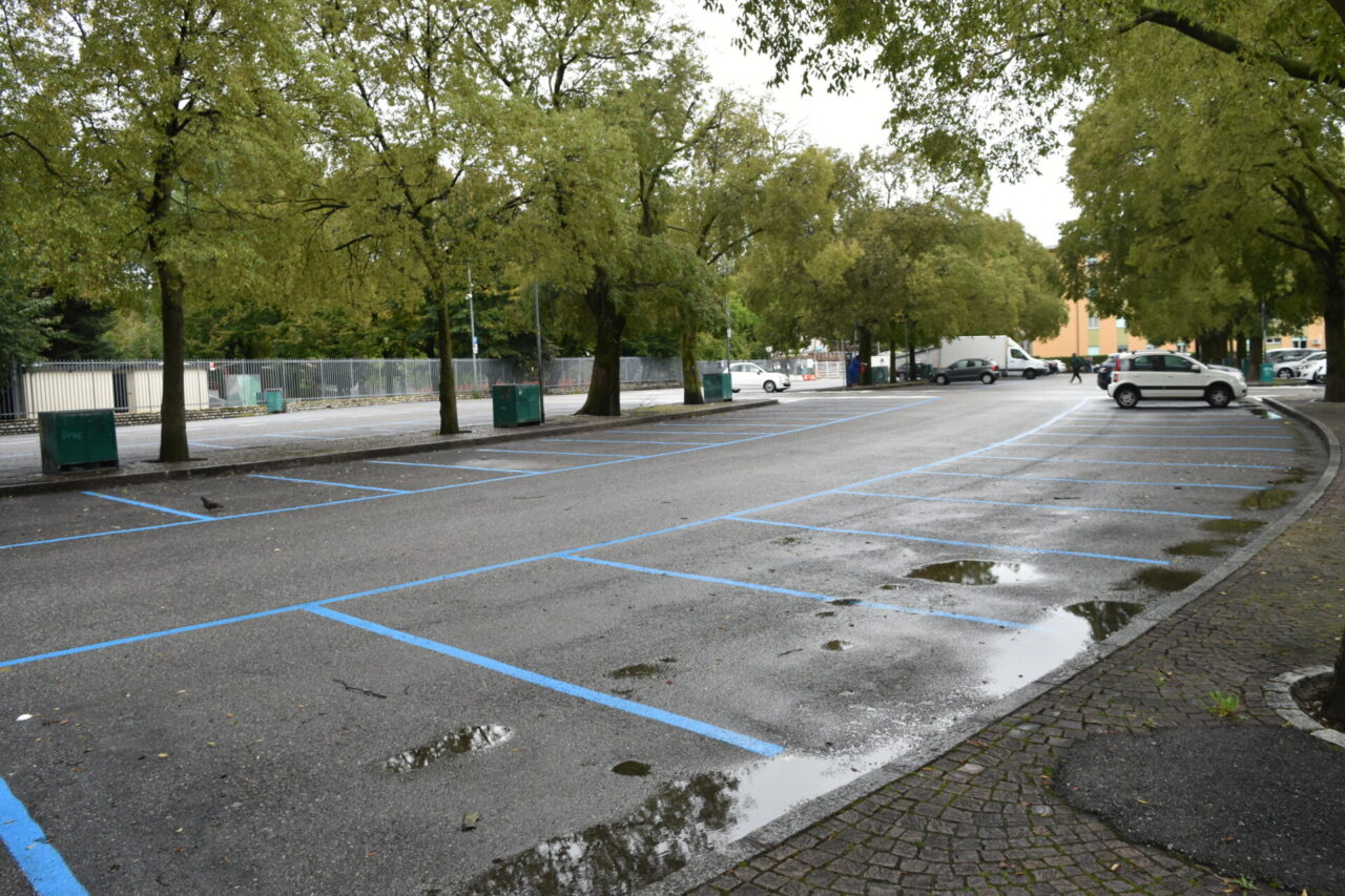 Parcheggio vuoto, la Malpensata protesta: dalle 7 nelle vie intorno non si trova un buco