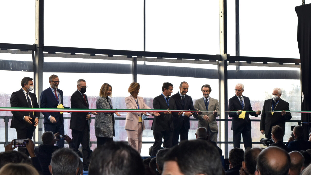 Un applauso da brividi al taglio del nastro della bellissima sede di Confindustria